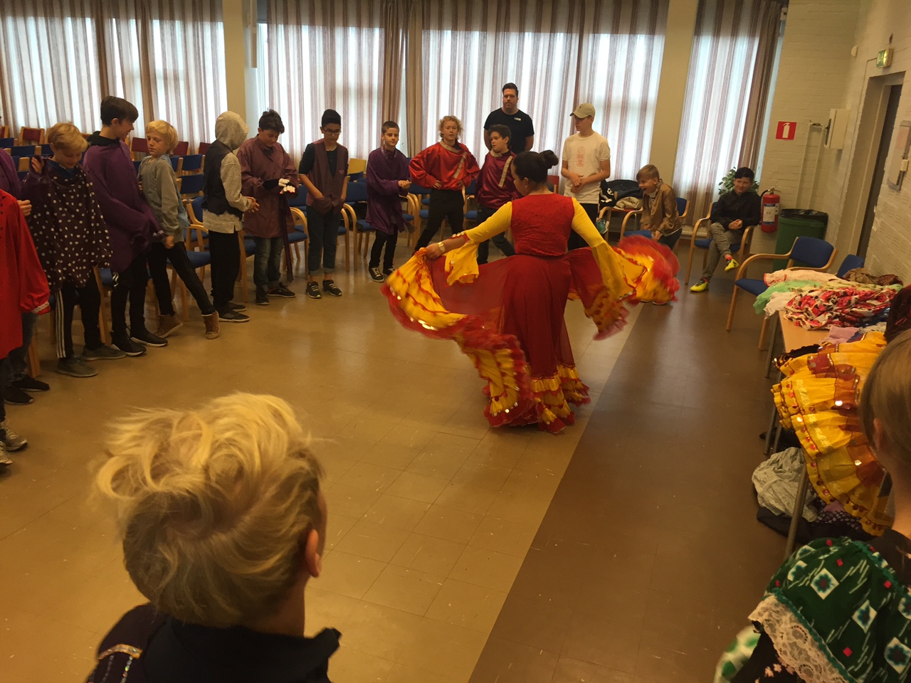 Uppvisning av romsk dans för entusiastiska skolelever klädda i romska kläder, Sjöbo okt-17